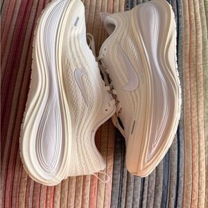 NIKE VOMERO PLUS W Sz 9.5 M Sz 8